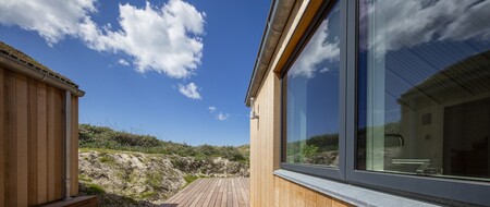 Facade på sommerhus med store KRONE vinduer