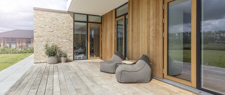 Facaden på en villa med egetræ og KRONE vinduer