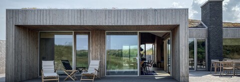Skønt sommerhus i beton træ og med KRONE vinduer