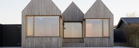 Fantastisk sommerhus lavet i gammel stil med egetræsvinduer og døre fra KRONE